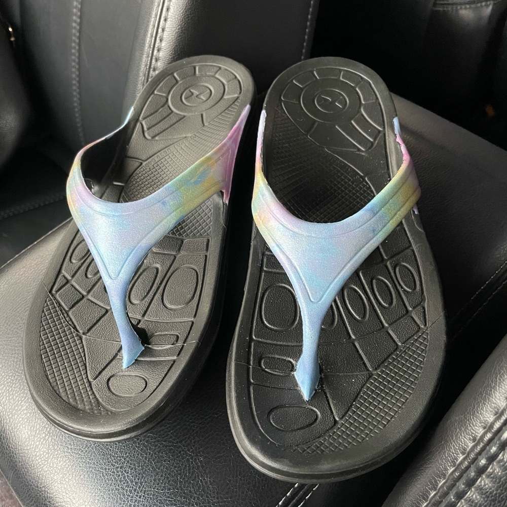 9- BNWT Aetrex lynco Orthodic Flip Flops Blue Rainbow